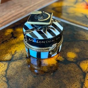 Limoge Porcelain Peint Main miniature graduation hat